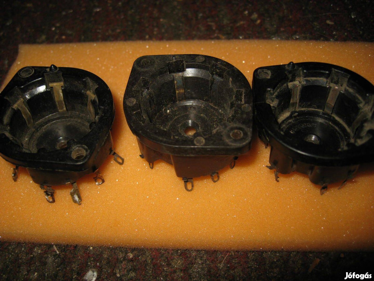 Körmös elektroncső foglalatok