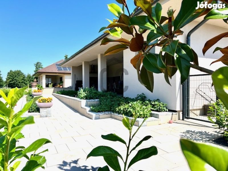 Környe, Somlói úti panorámás, tóparti ház eladó