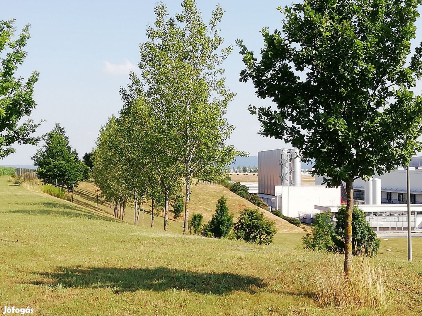 Környe ipari park közepén 17,5 hektáros terület eladó