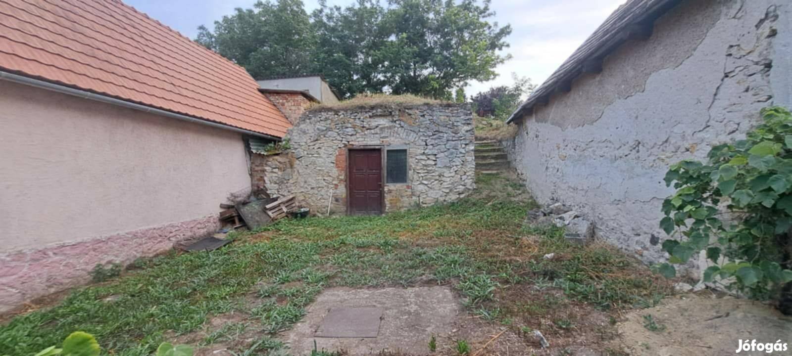 Környén a faluban belterületen kis pince eladó