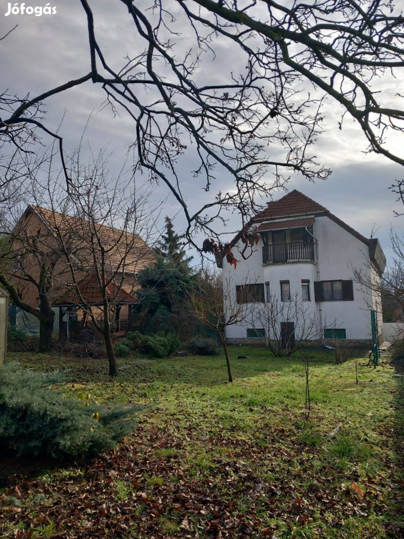 Körpanorámás ház frissen felújítva Budaörs központban kiadó