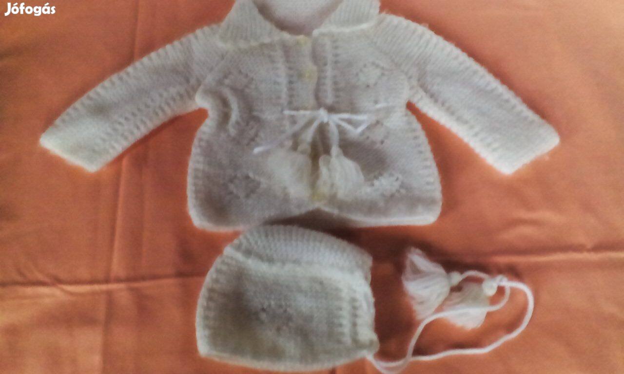 Kötött gombos kardigán sapkával 68-as méret