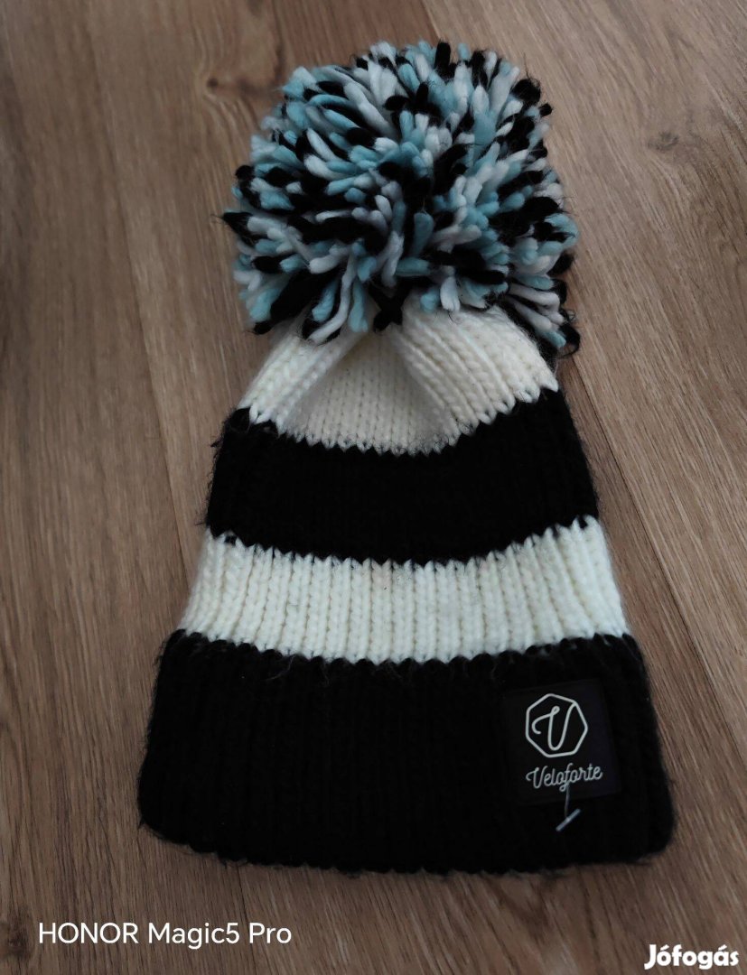 Kötött női sapika