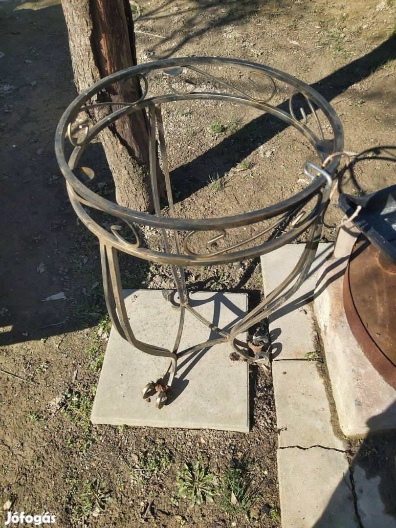 Kovácsolt vas virágtartó asztal