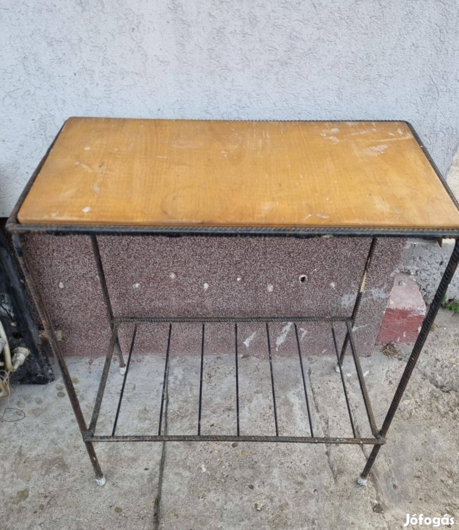 Kovácsoltvas  álló polc( retro)