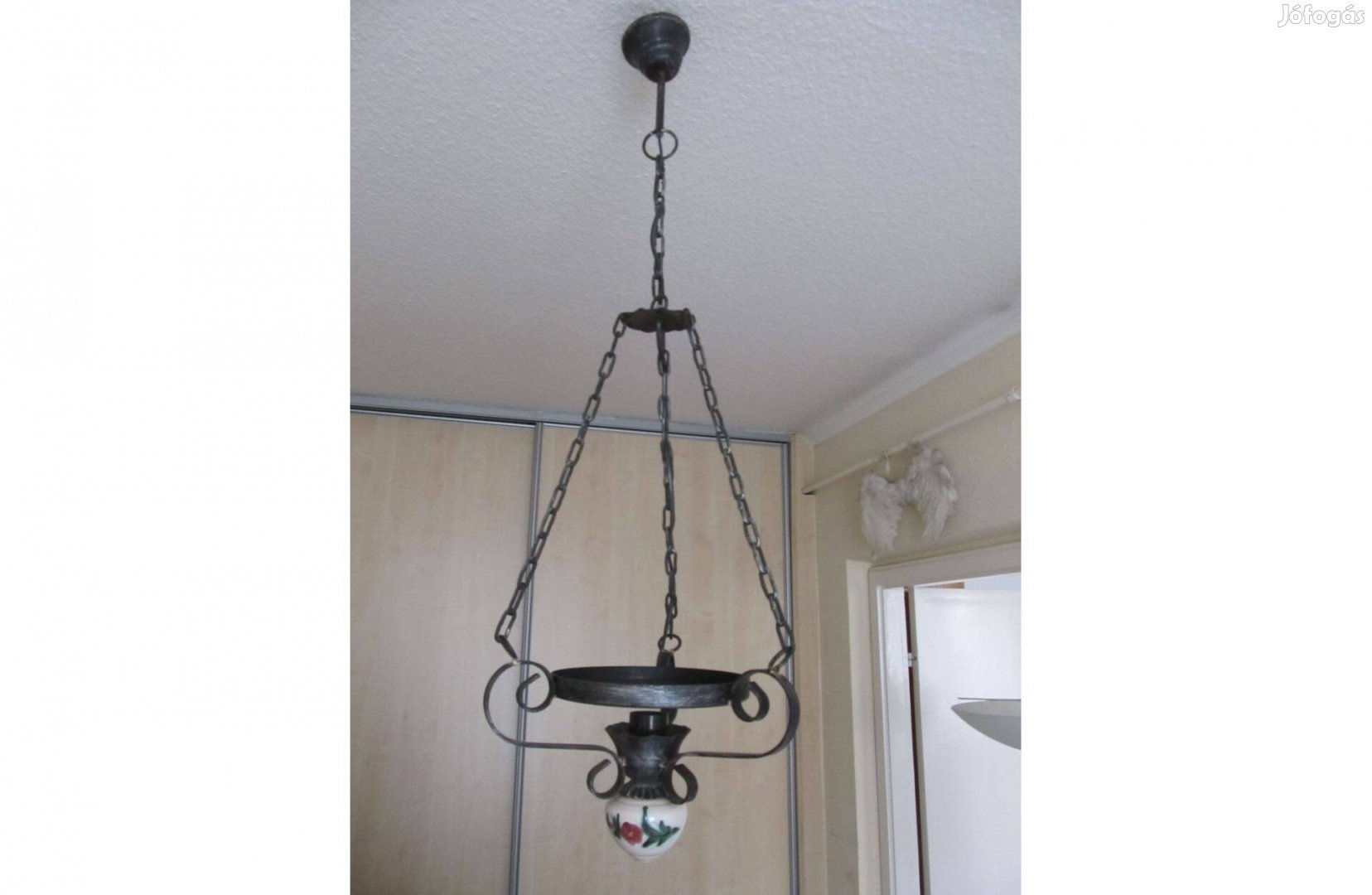 Kovácsoltvas, majolika gombos, lüszter jellegű lámpa