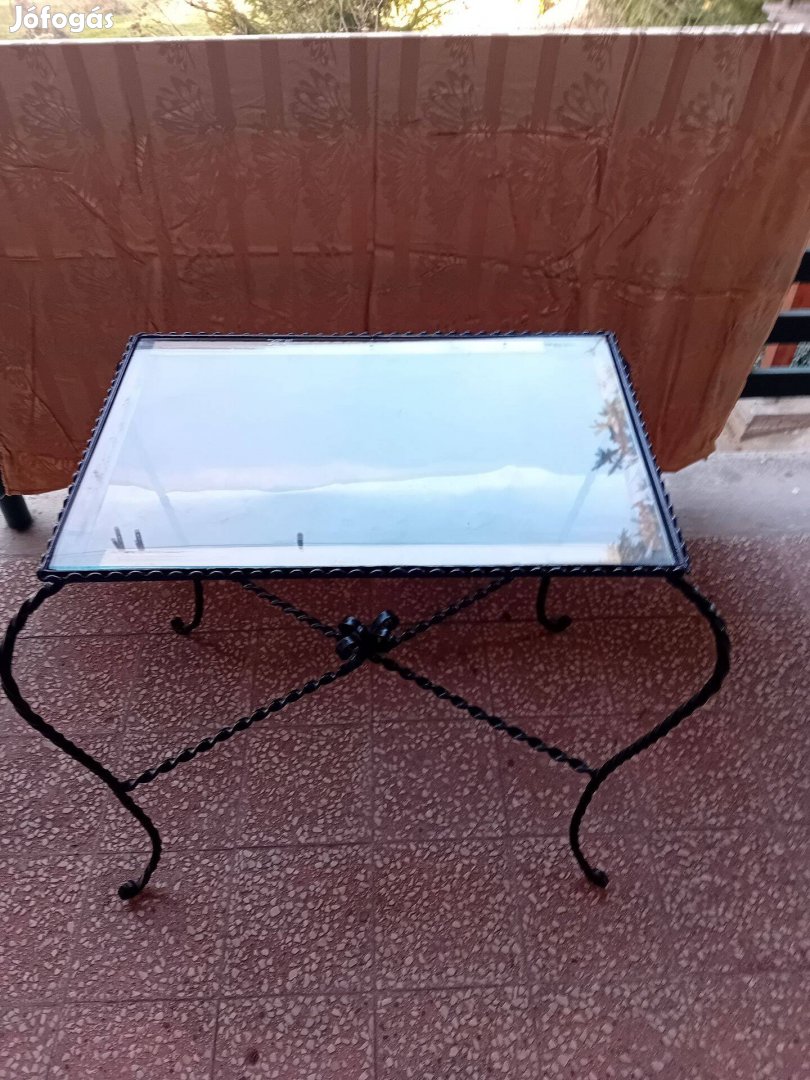 Kovácsoltvas asztal üveglappal