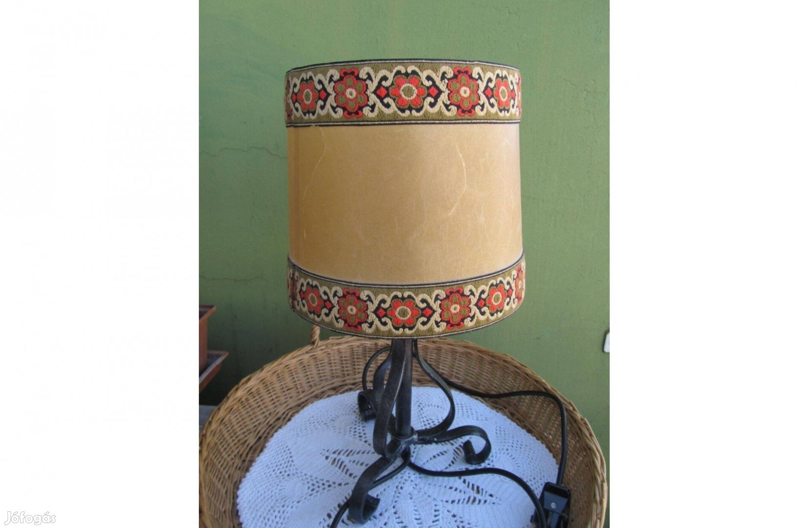 Kovácsoltvas asztali lámpa