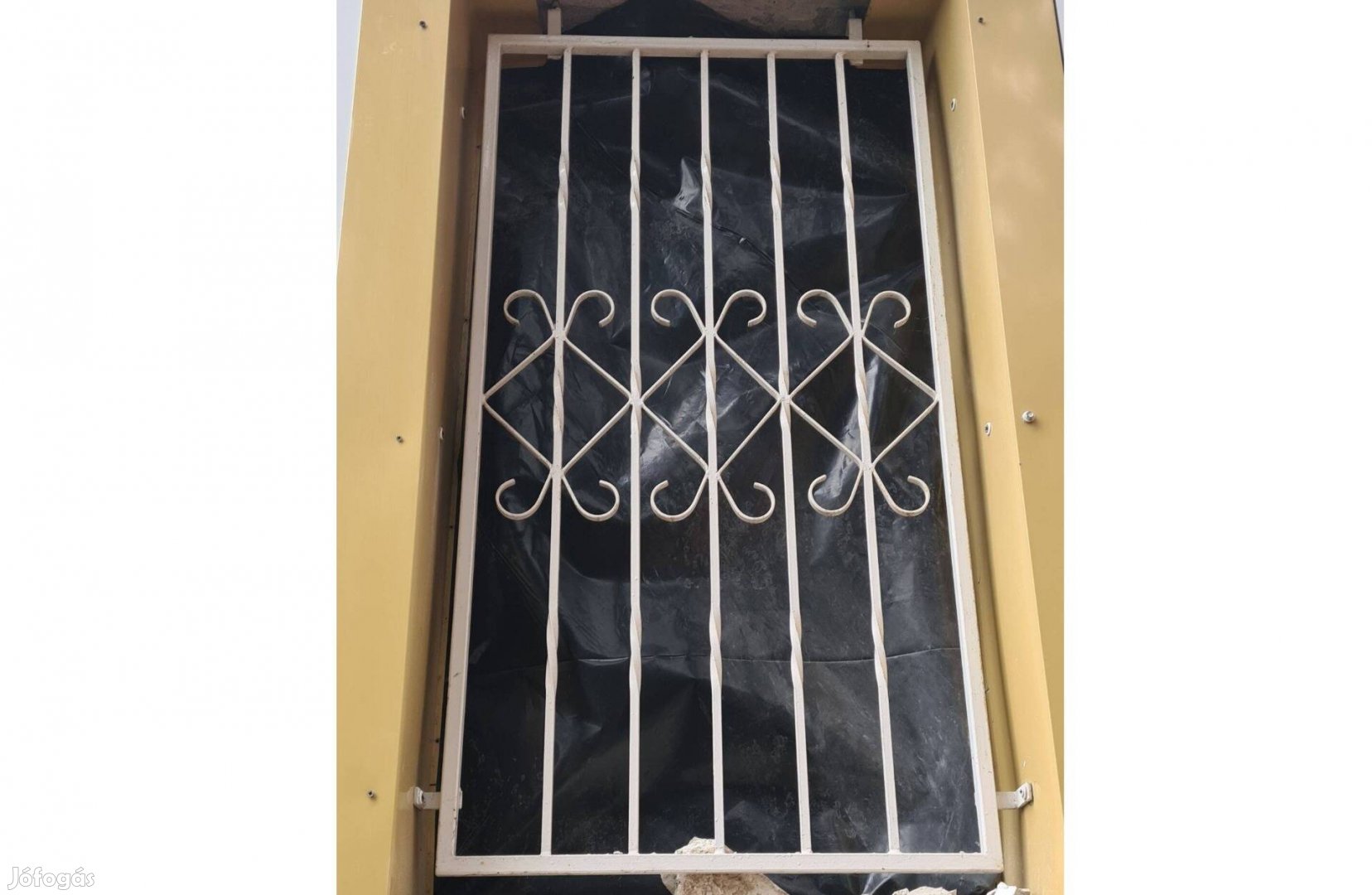 Kovácsoltvas biztonsági rács 122,5x67
