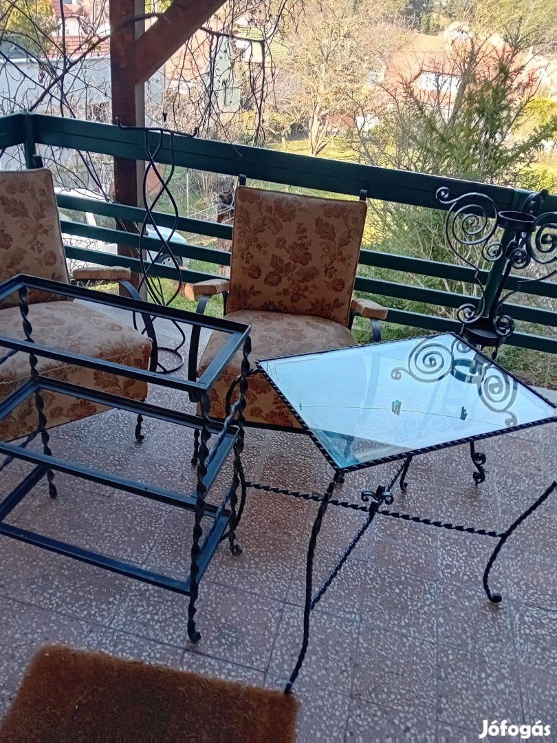 Kovácsoltvas bútorok