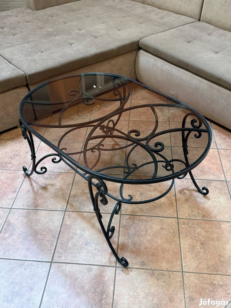 Kovácsoltvas dohányzóasztal üveglappal