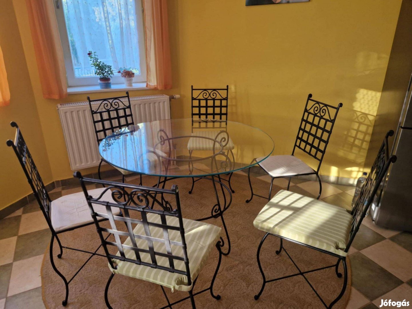 Kovácsoltvas étkezőasztal hat székkel
