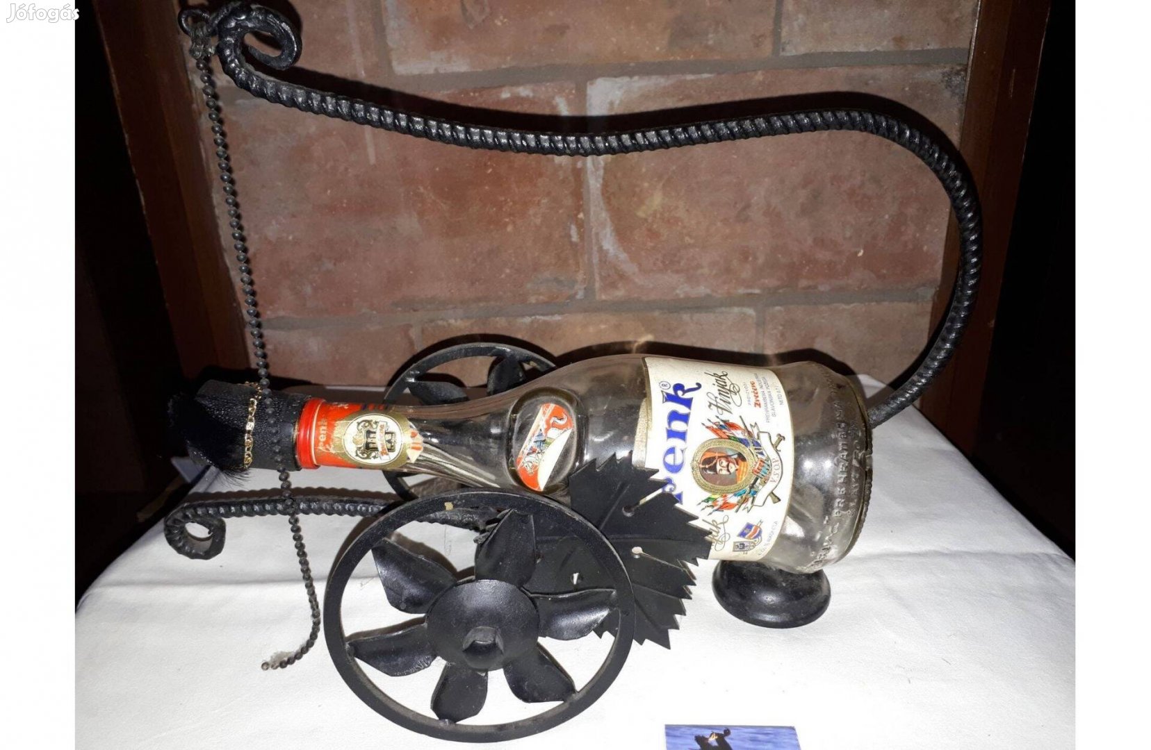 Kovácsoltvas italosüveg tartó