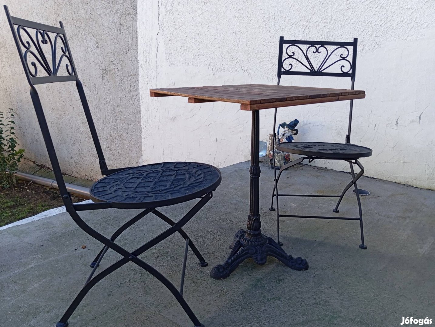 Kovácsoltvas jellegű kerti garnitúra