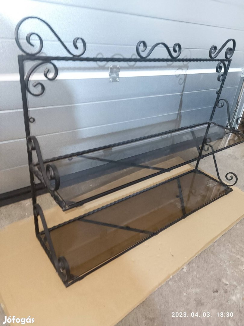 Kovácsoltvas jellegű polc