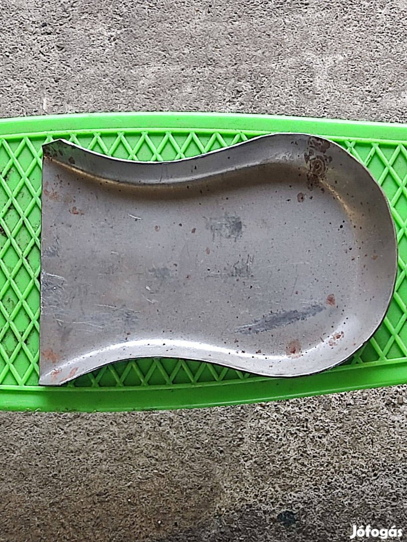 Kovácsoltvas lapátfej