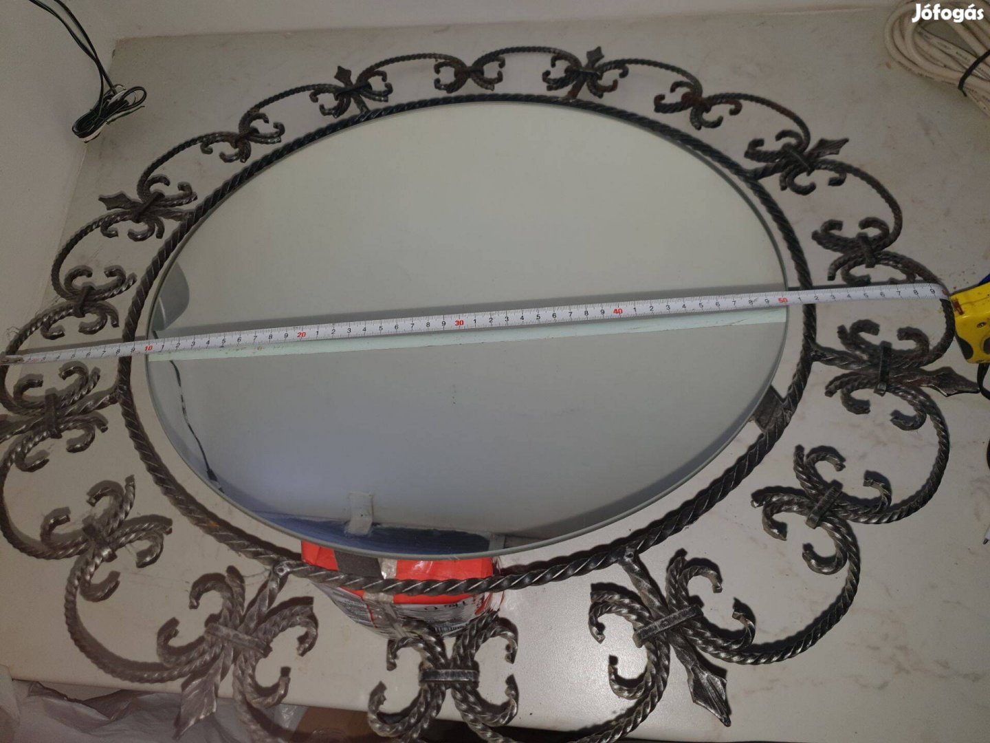 Kovácsoltvas tükör. 60 cm átmérőjű a tükör benne 42 cm