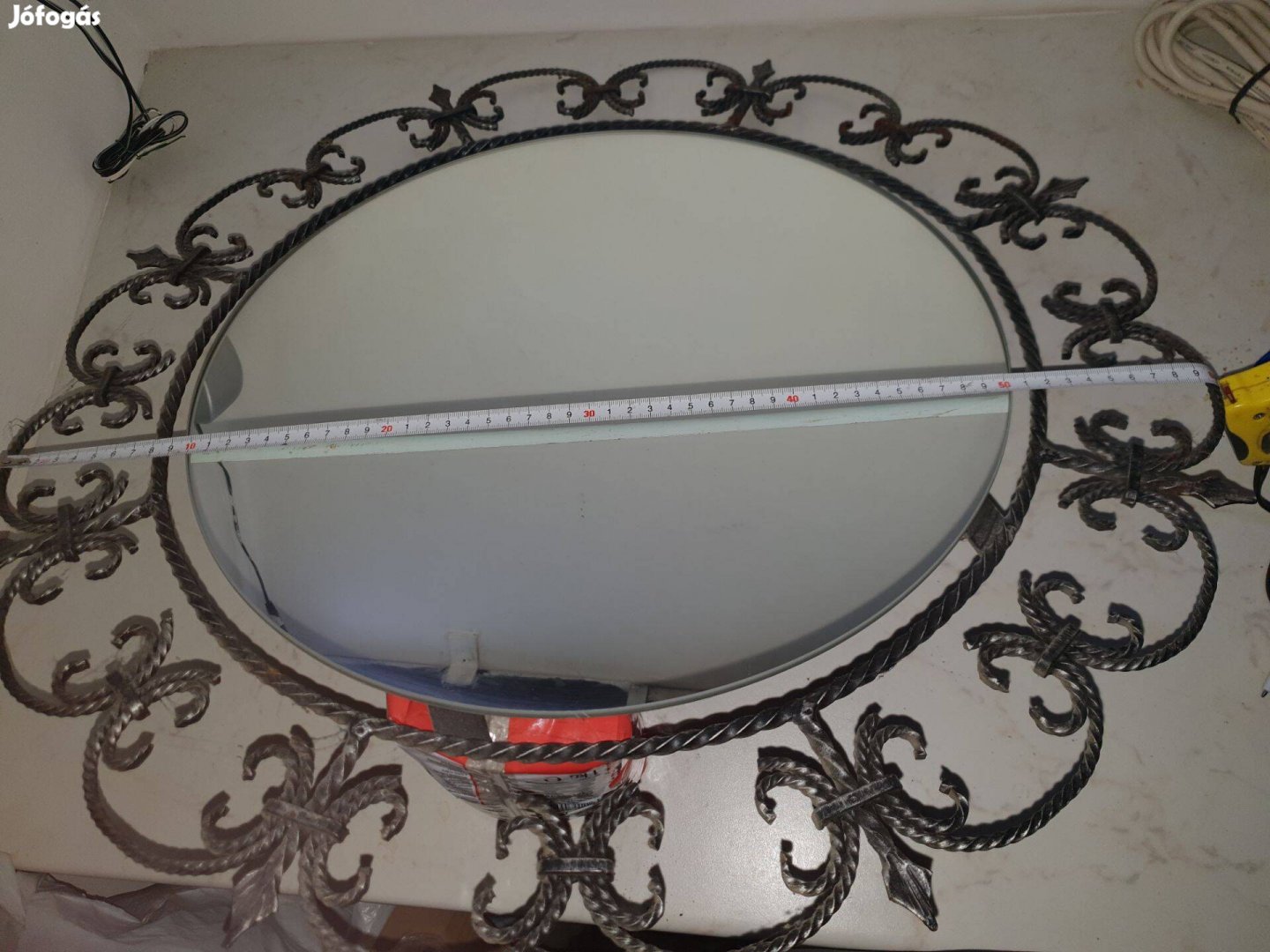 Kovácsoltvas tükör. 60 cm átmérőjű a tükör benne 42 cm