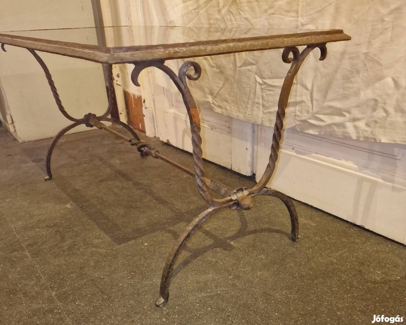 Kovácsoltvas vintage retro dohányzó asztal.