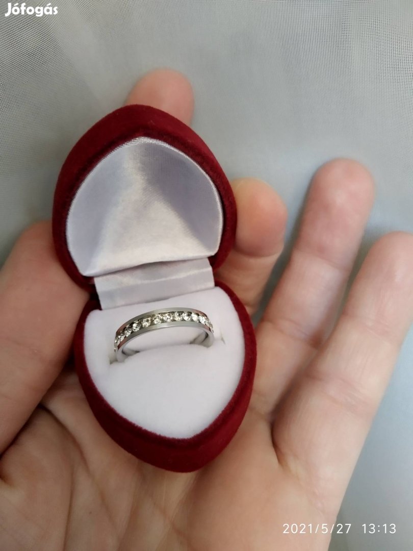 Kövekkel végig díszített ezüstözött gyűrű