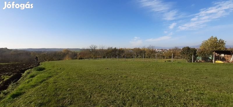 Kozármislenyben panorámás lakóövezeti telek eladó!