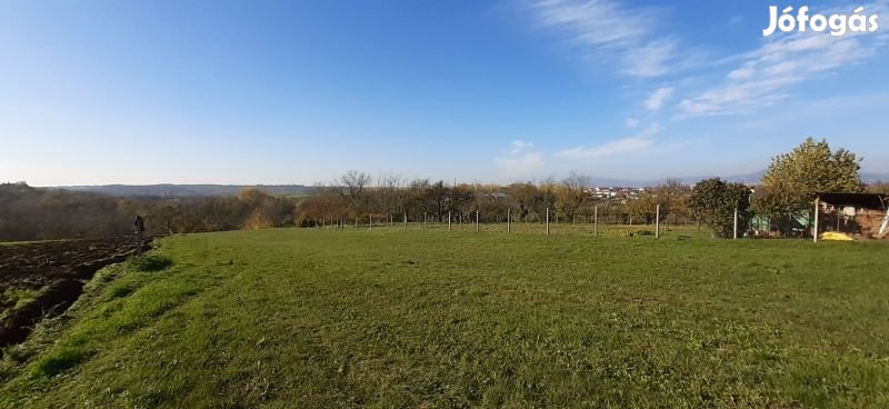 Kozármislenyben panorámás lakóövezeti telek eladó!