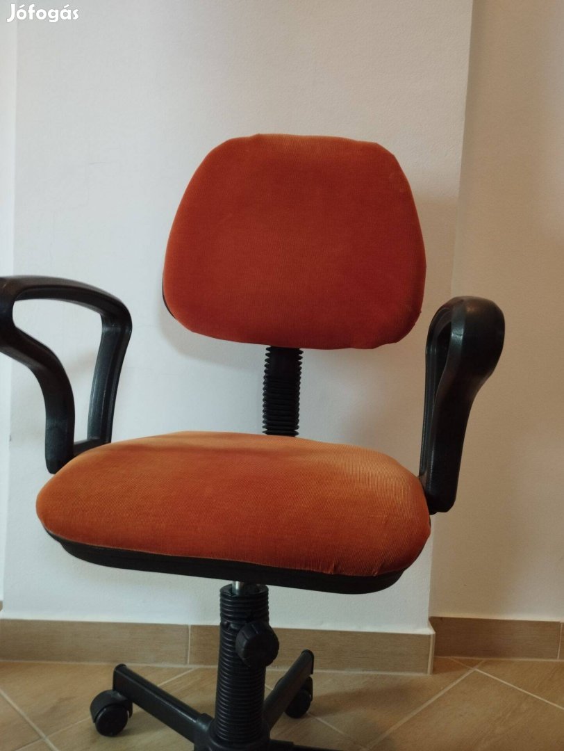 Közepes méretű gurulós irodai szék