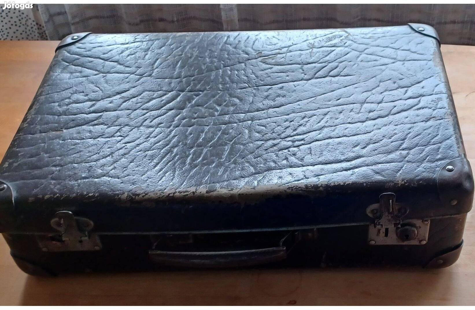 Közepes méretű régi bőrönd