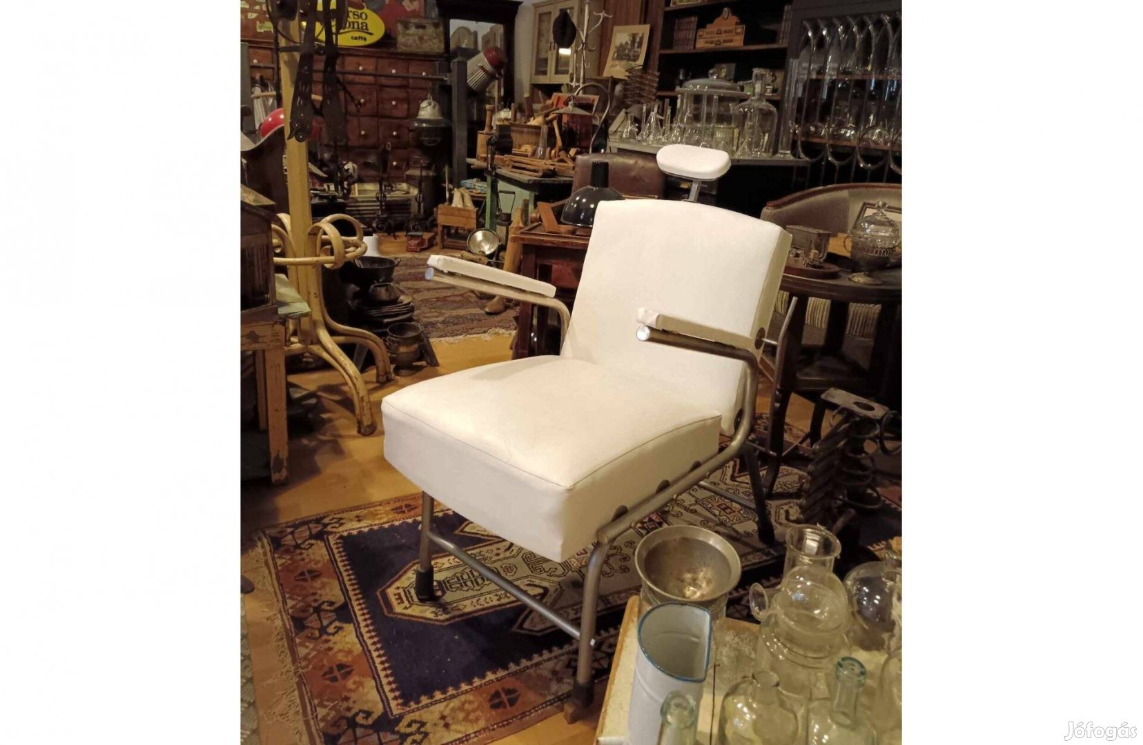 Kozmetikai, v orvosi vizsgáló szék, a 20. század közepéről,