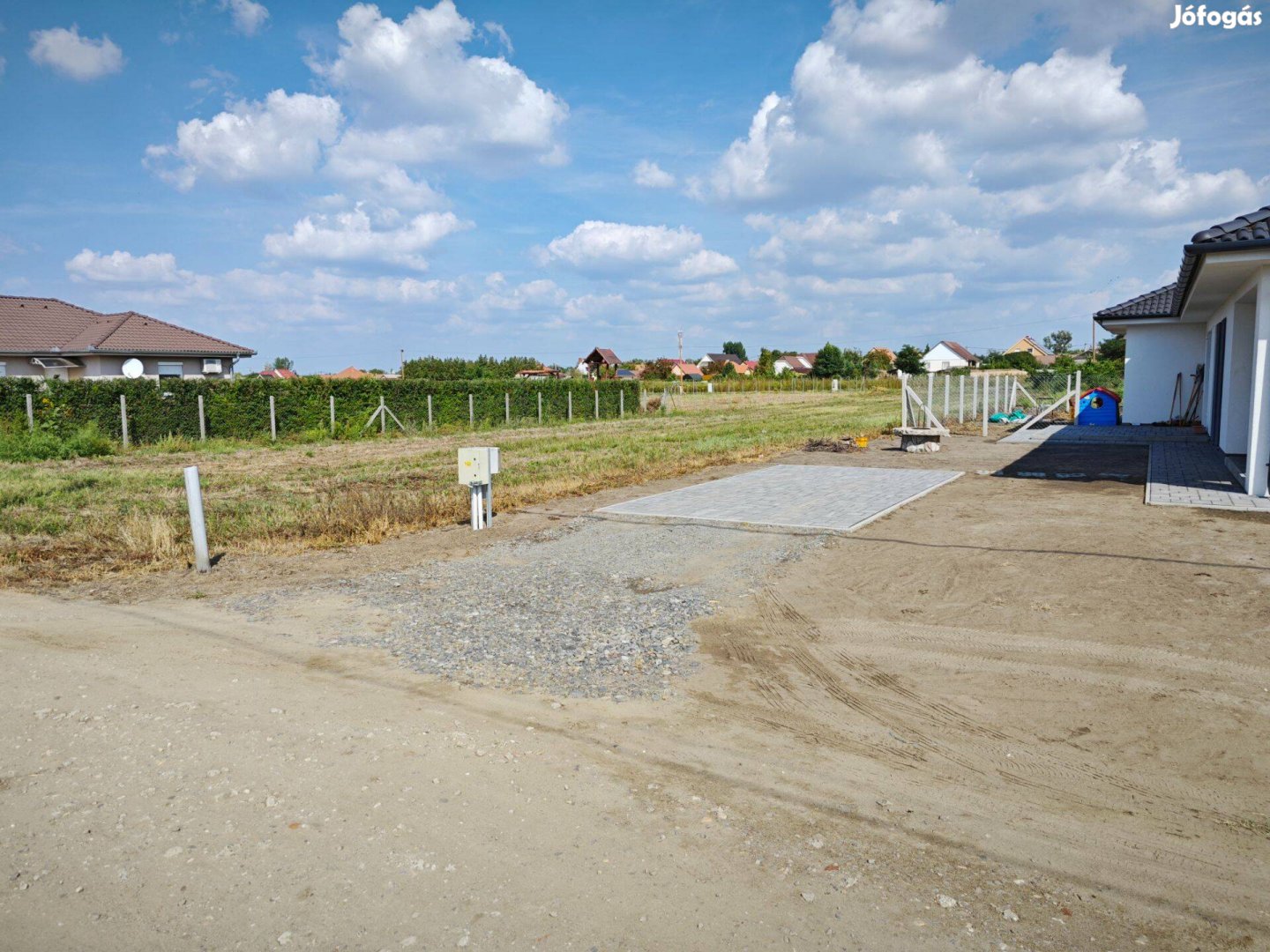 Közművekkel ellátott építési telek Mikepércs déli lakóparkjában