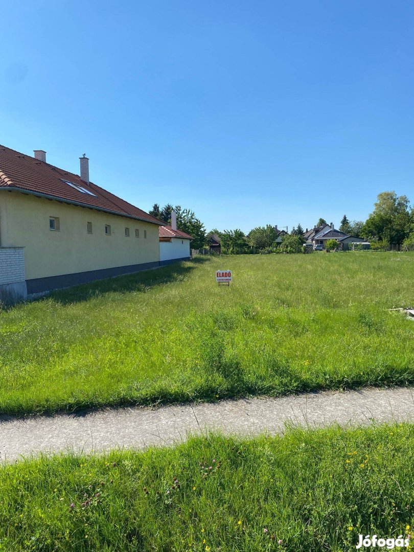 Közművesített építési telek Győr közvetlen közeli zöldövezetébenn