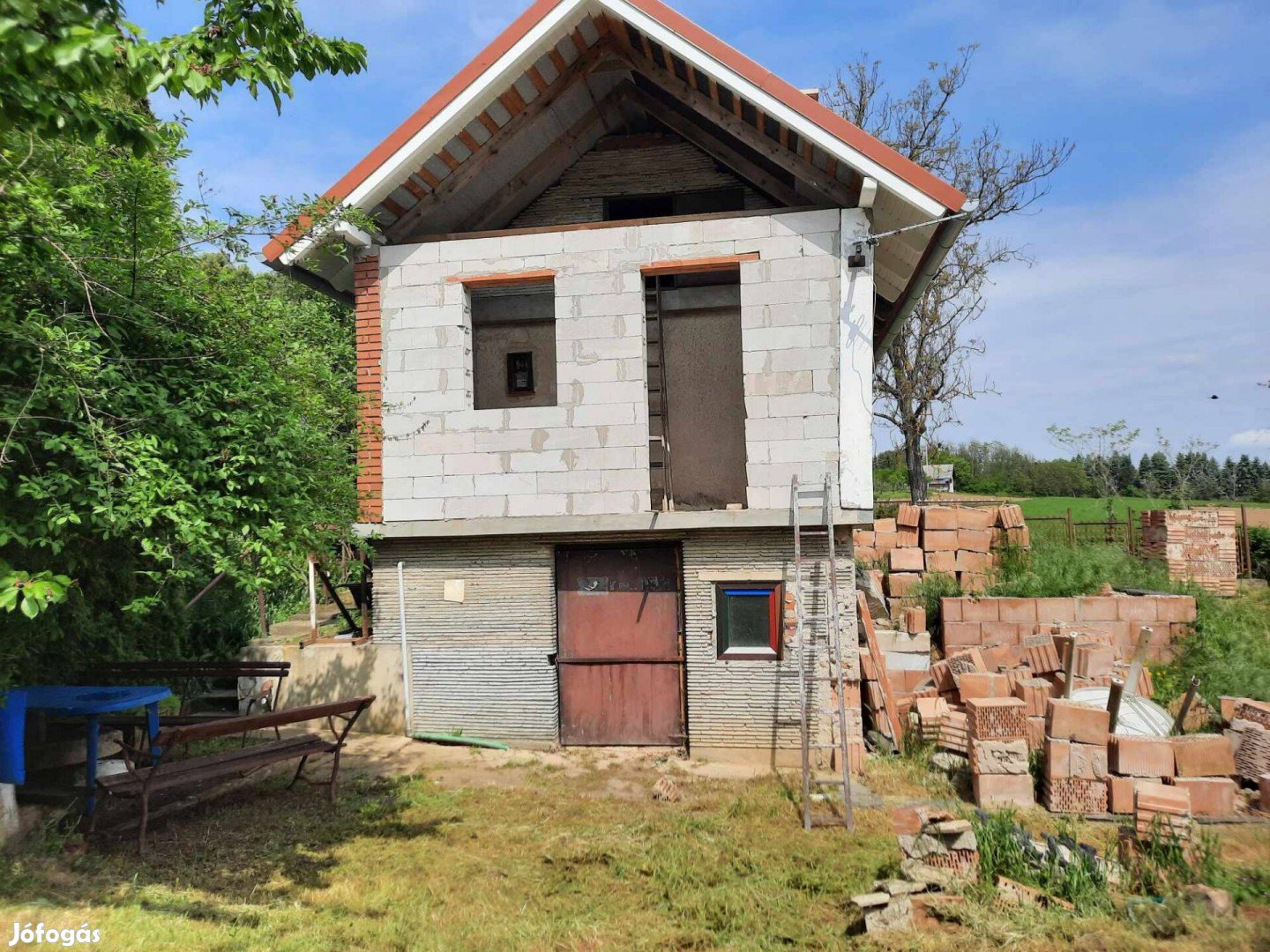 Közművesített pince a Karmacsi hegyben eladó!
