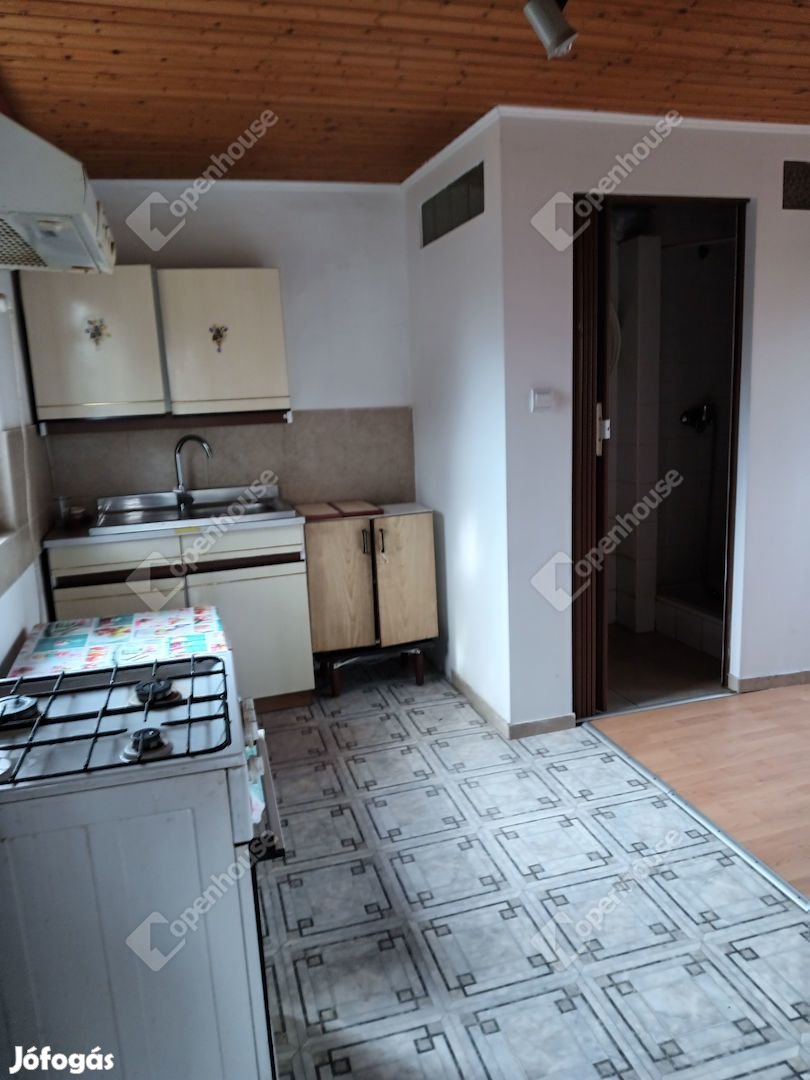 Központhoz közel csendes utcában