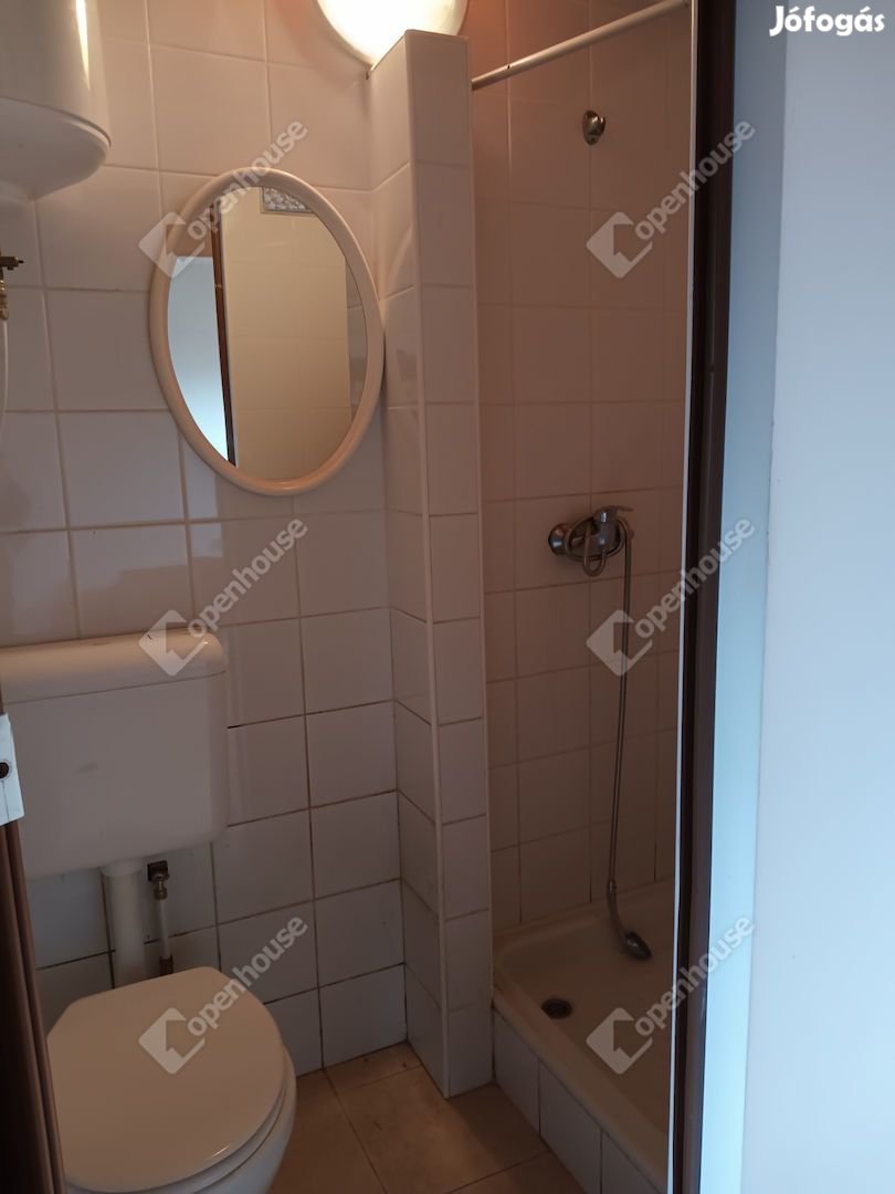 Központhoz közel csendes utcában