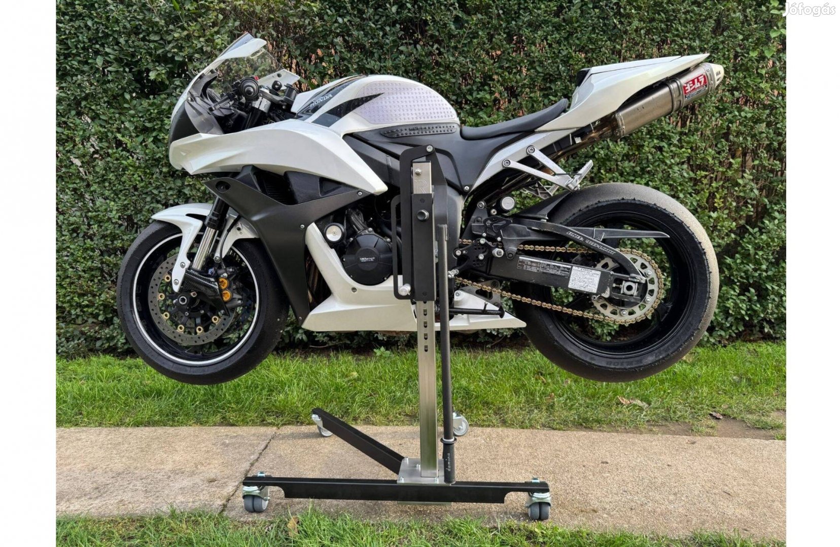 Központi motoremelő