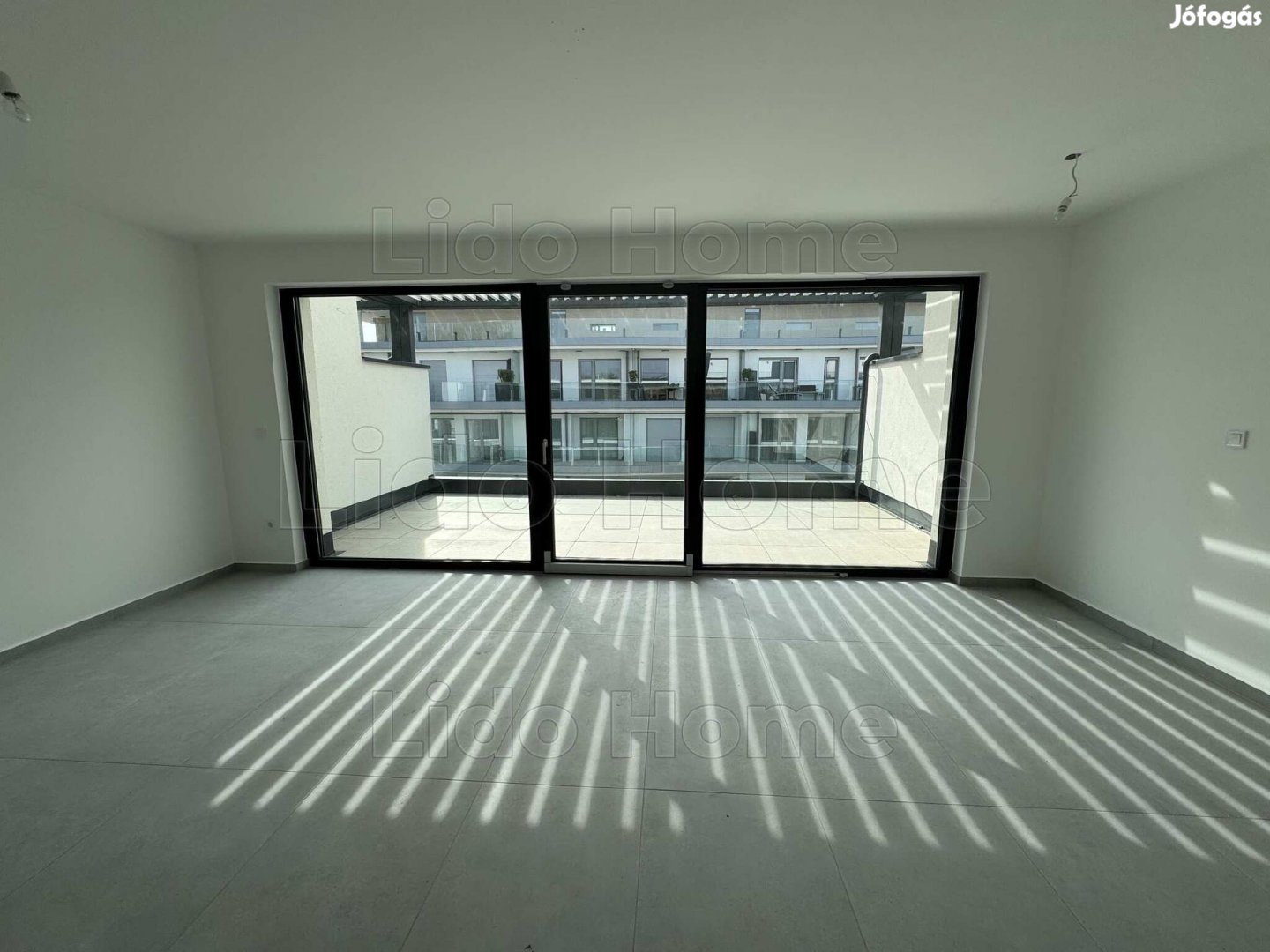 Közvetlen vízparti, új építésű lakás eladó