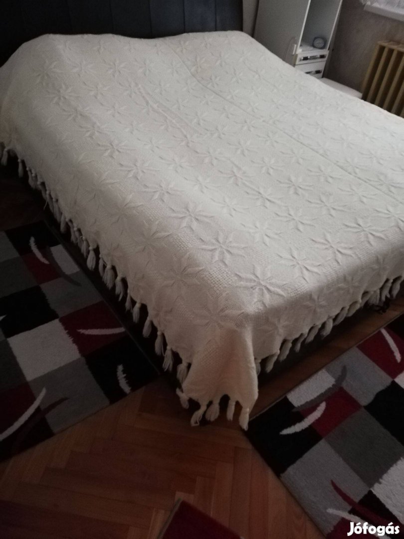Krémszínű ágyterítő eladó