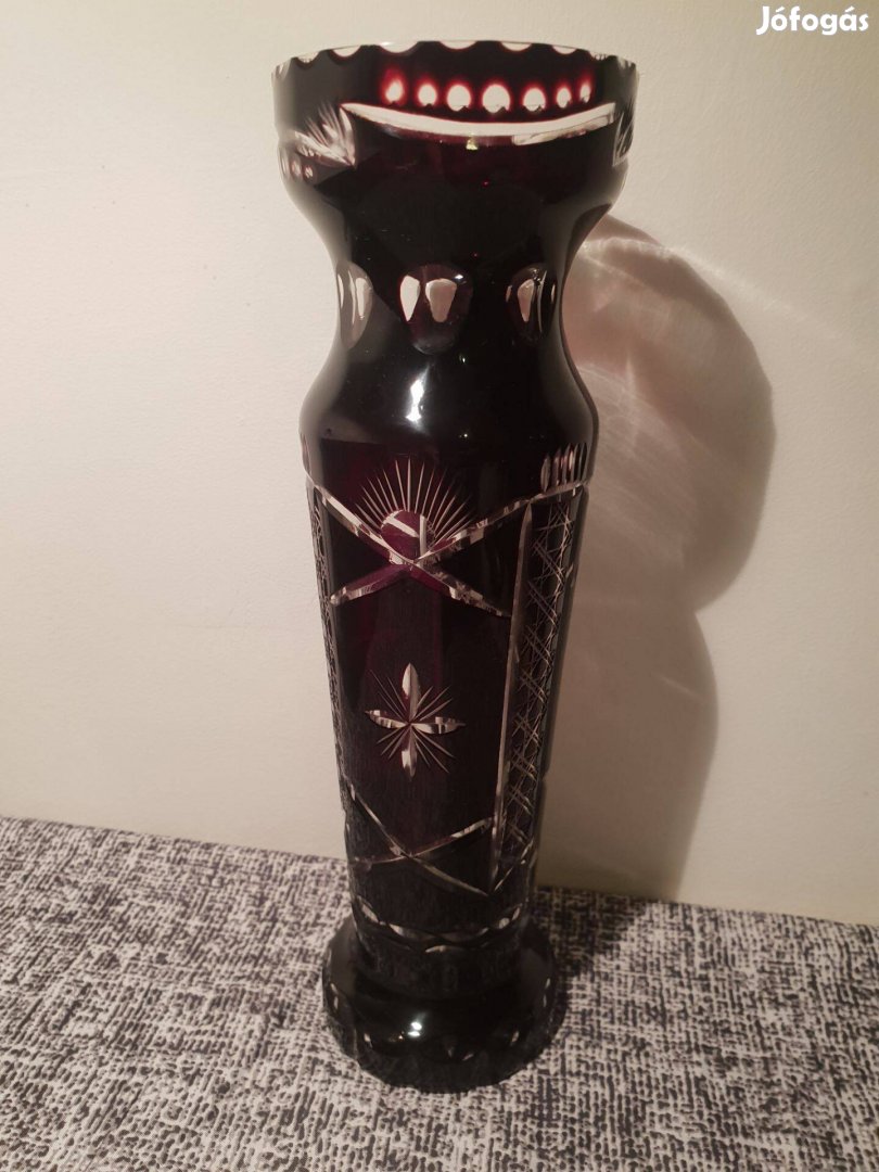 Kristály metszett - csiszolt bordó váza. 29,5 cm magas