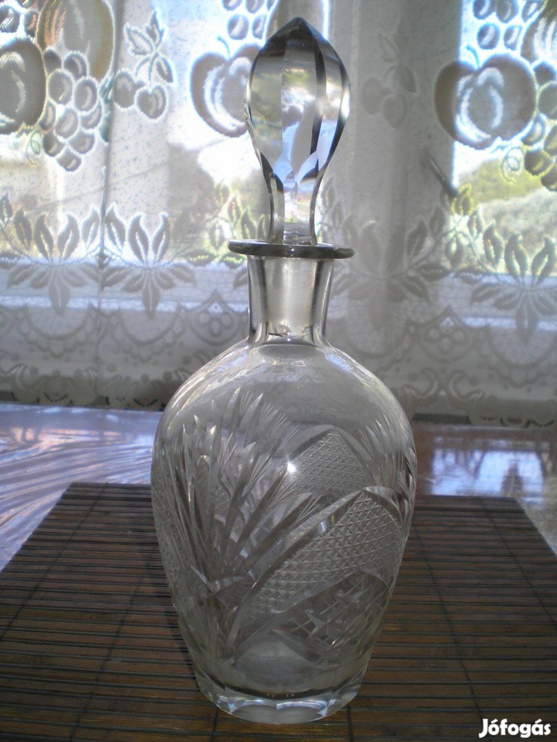 Kristály régebbi üveg palack dugójával együtt likőrös talán