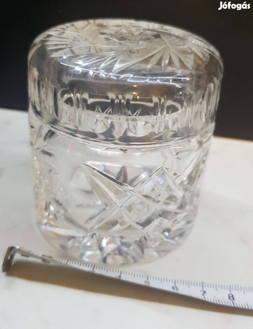 Kristály üveg fedeles tároló 8 cm magas és 7 cm széles