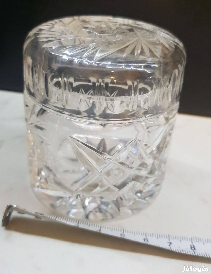 Kristály üveg fedeles tároló 8 cm magas és 7 cm széles