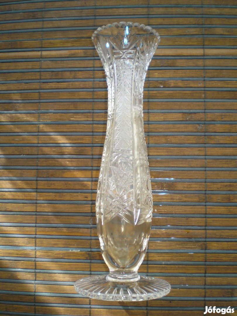 Kristály váza, dúsan metszett 20 cm magas