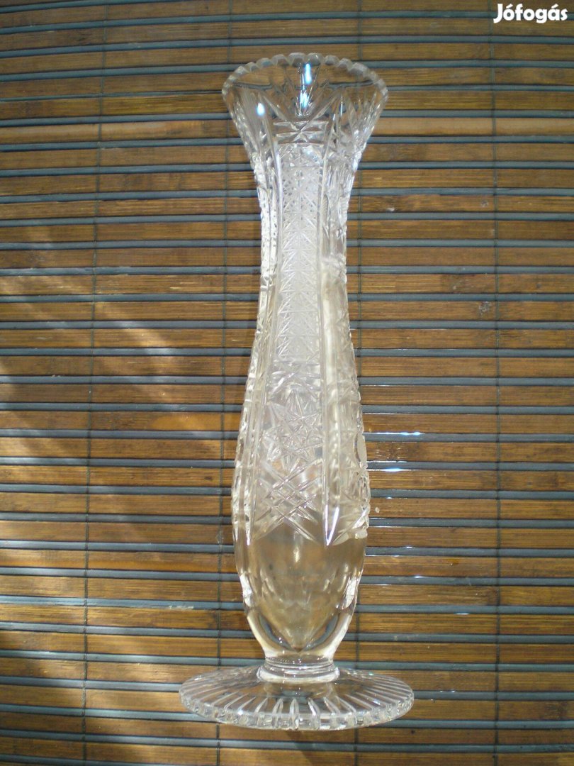 Kristály váza, dúsan metszett 20 cm magas