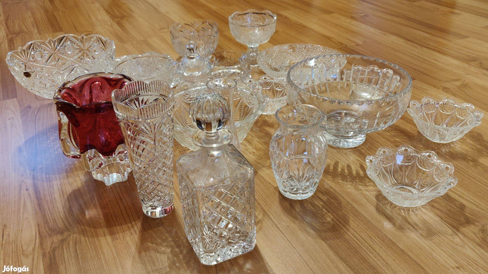 Kristályüveg edények, tálak, kelyhek, vázák, üvegek, óratartó