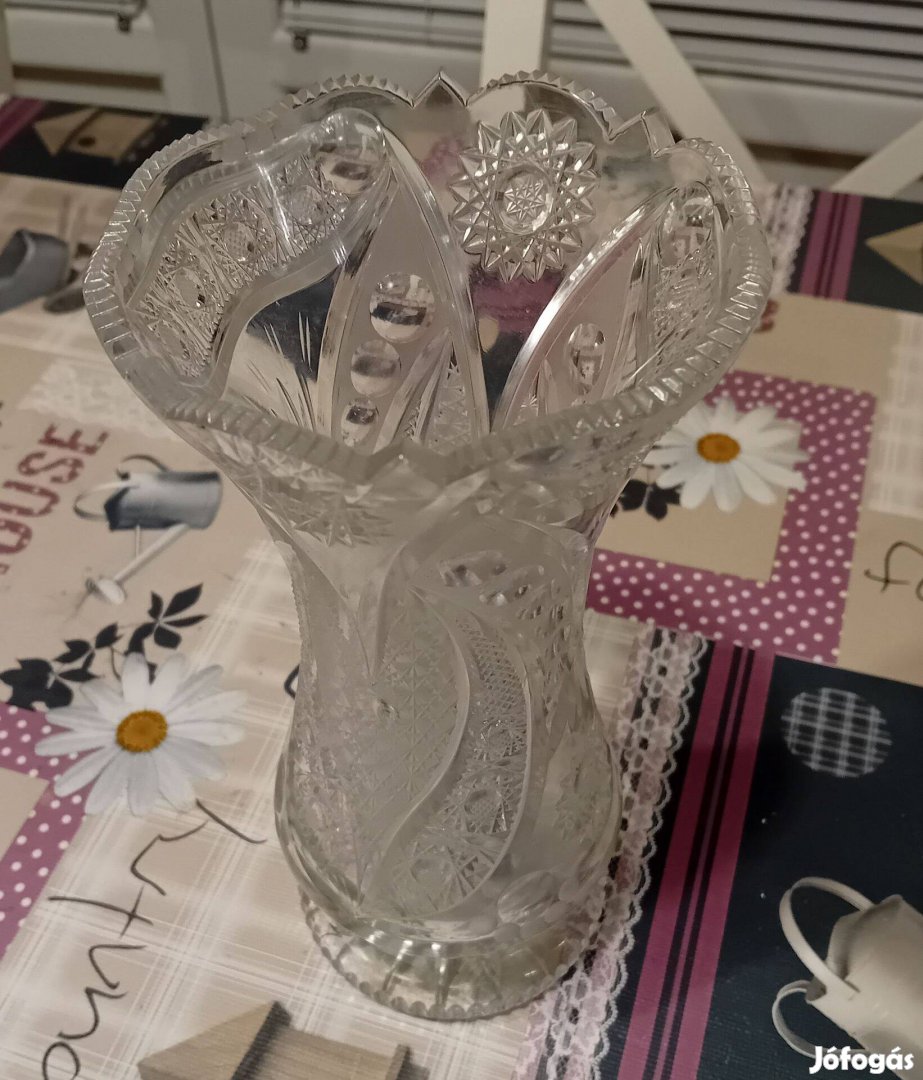 Kristályváza, 23 cm magas, 11,5 széles