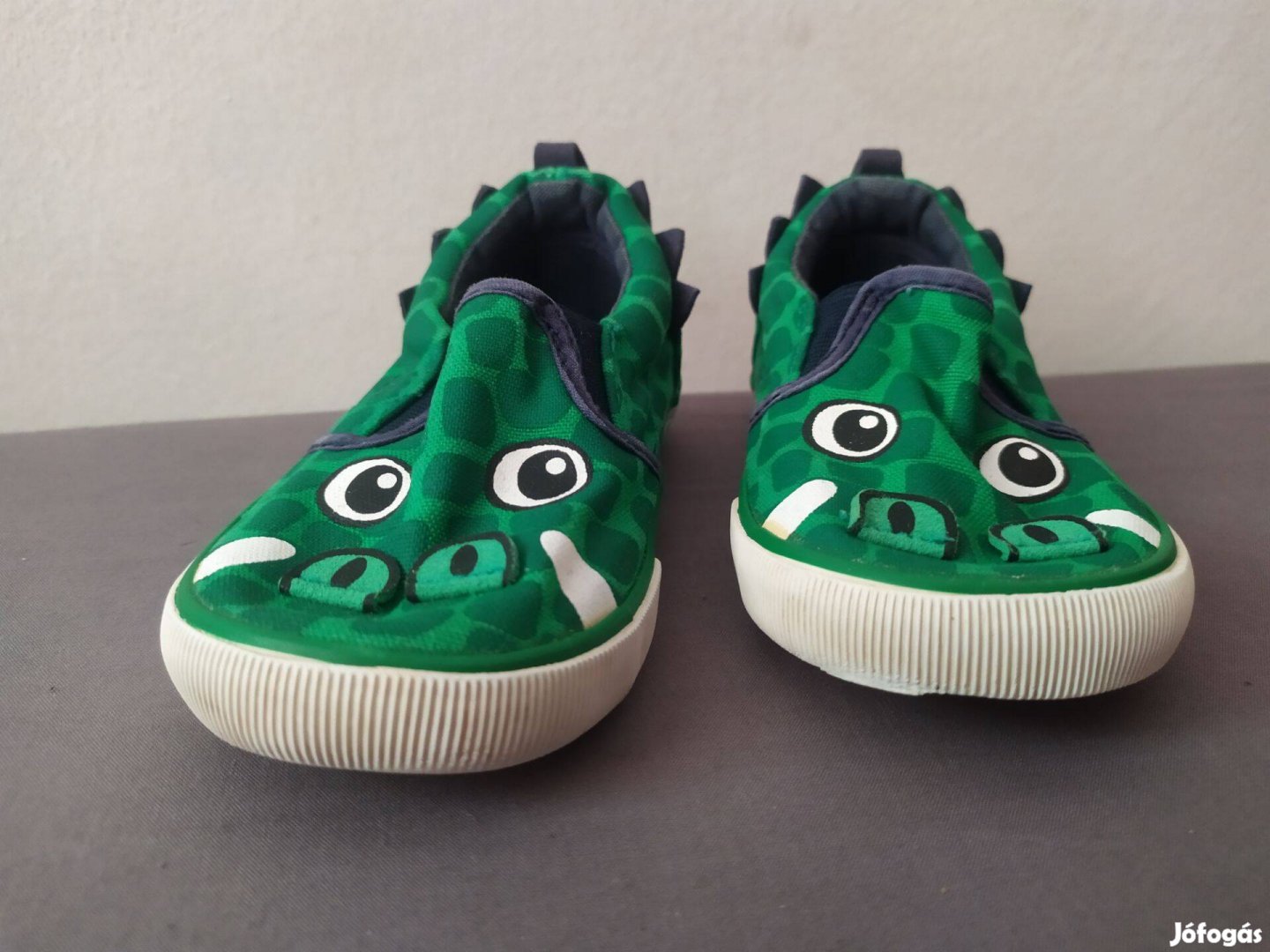 Krokodil mintás kisfiú cipő eladó, 22-es