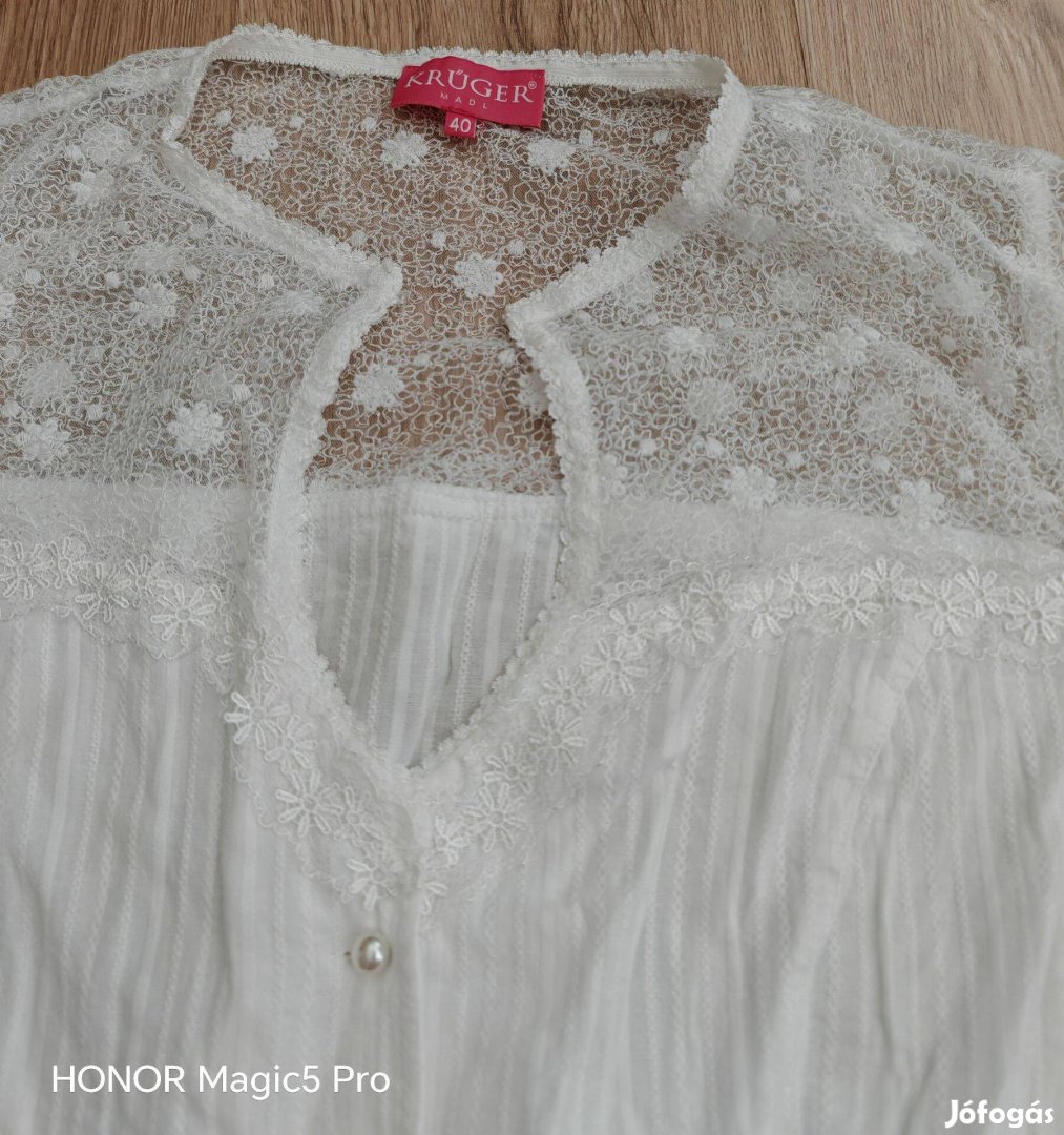 Krüger fehér női blúz gyöngyökkel