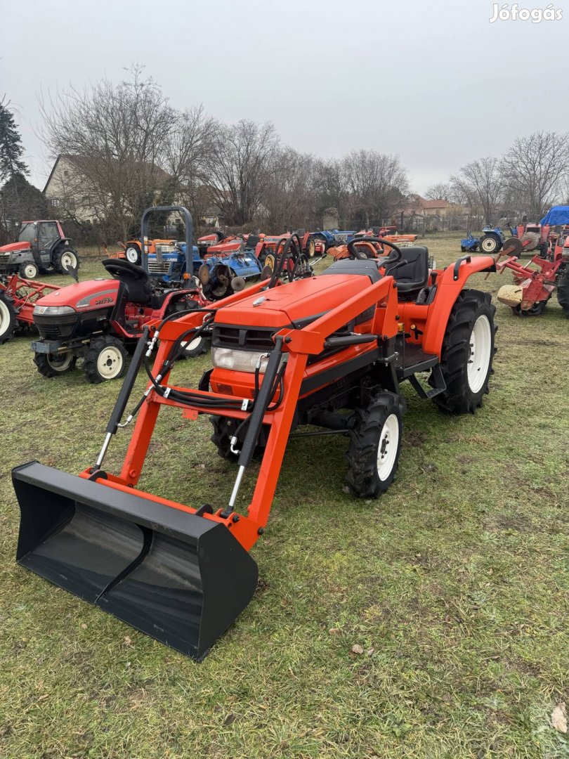 Kubota 24 le uj rakodó 4x4 szervos irányváltos japan traktor 