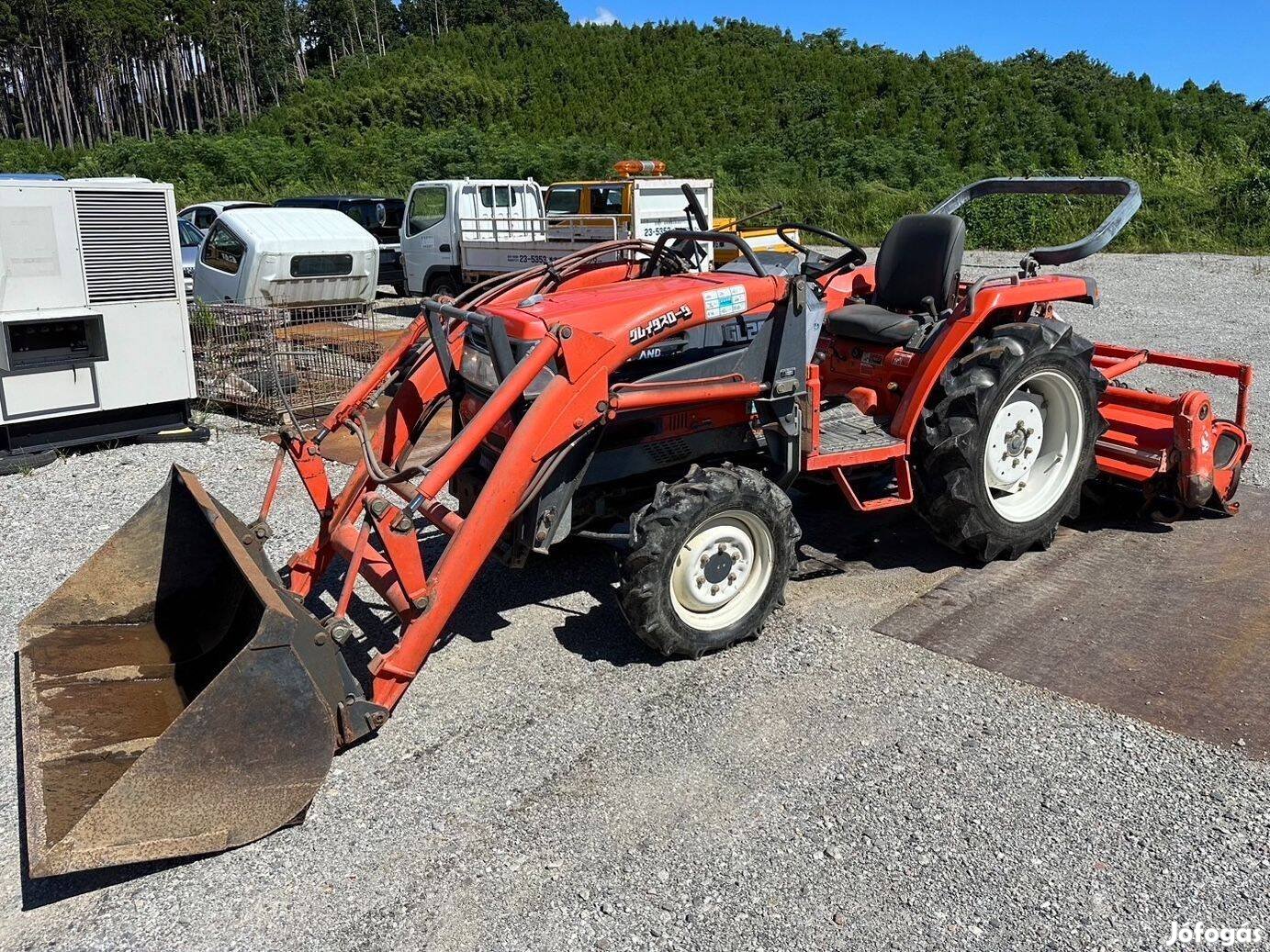 Kubota GL261 japán traktor homlokrakodóval