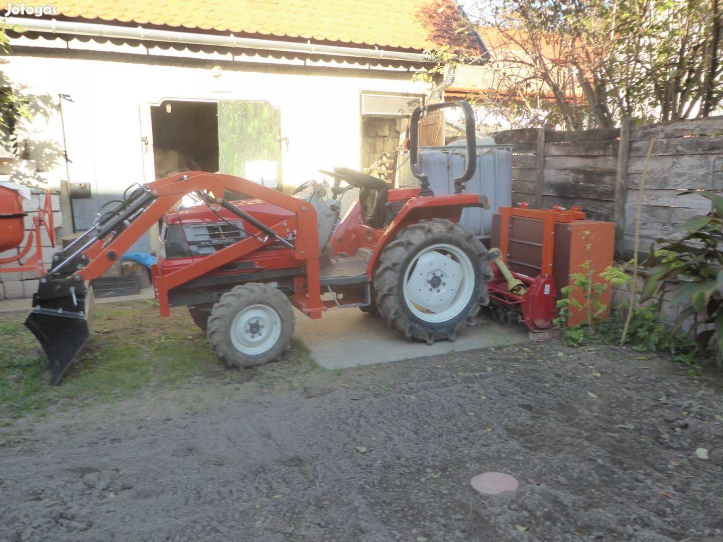 Kubota GL-23 kistraktor homlokrakodóval eszközökkel